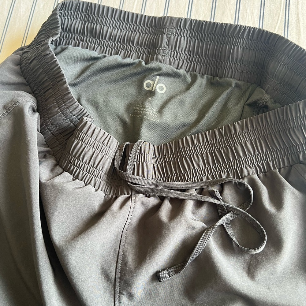 ALO Yoga Women's Athletic Black Shorts Size Medium - Picture 7 of 8